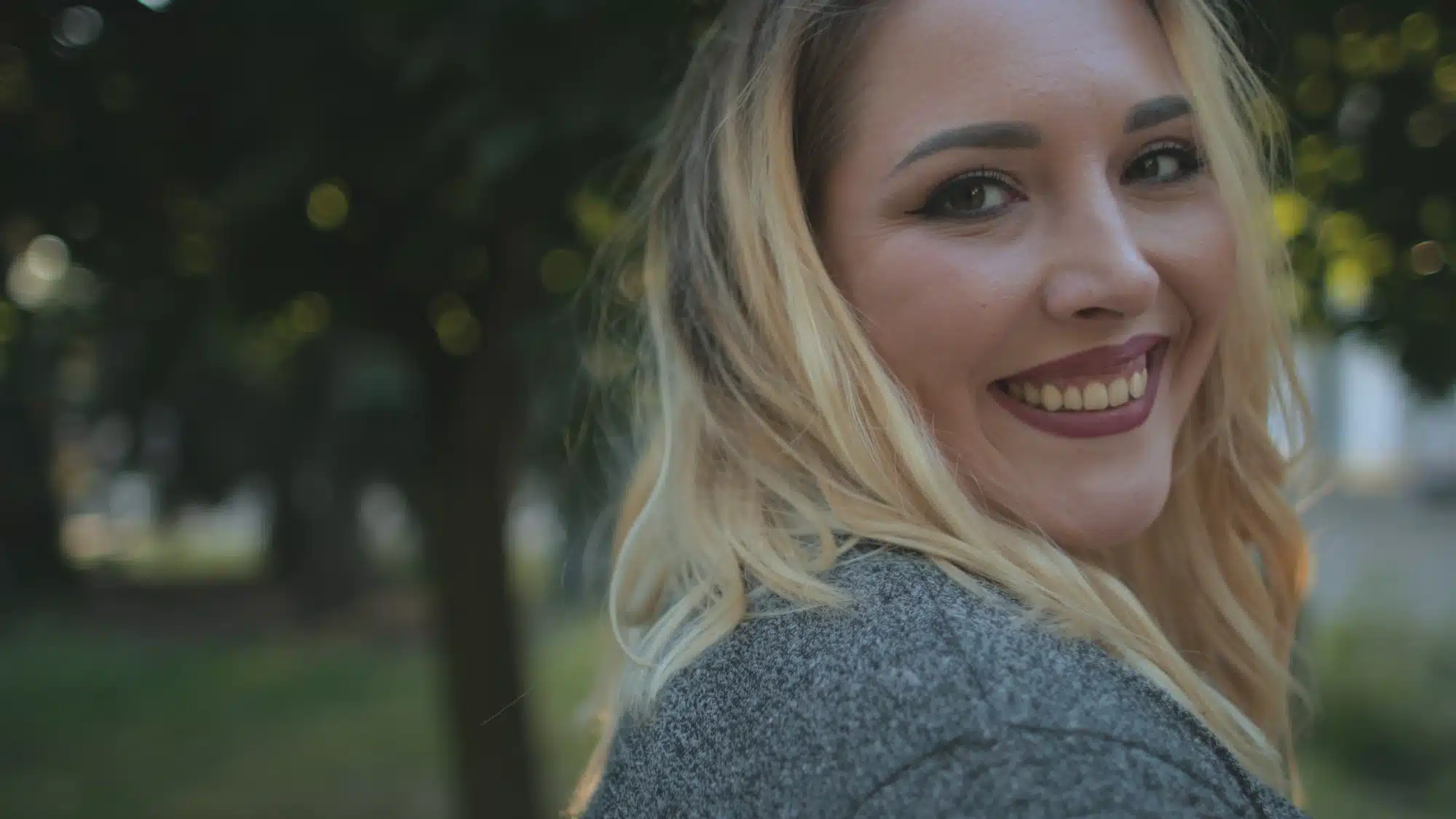 Ein Leitfaden für die Partnersuche mit Frauen mit großen Brüsten